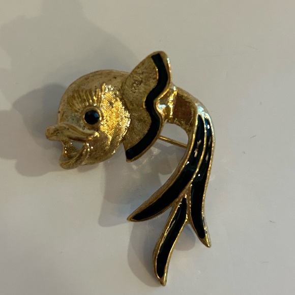 Vintage Gold Tone Fish Brooch Pin Black Enamel Figural Nautical Statement pin - Picture 2 of 4